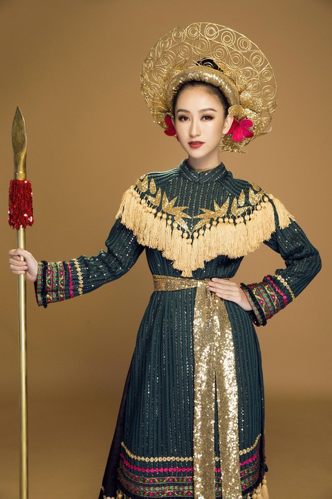 Hà Thu tặng nữ chiến binh cho Bảo tàng Phụ nữ Nam Bộ - Ảnh 1. Hà Thu tặng nữ chiến binh cho Bảo tàng Phụ nữ Nam Bộ - Ảnh 1.