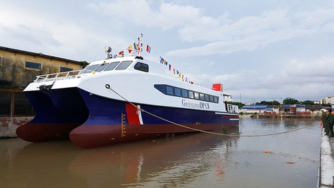 Hạ thủy tàu buýt cao tốc triệu đô do kỹ sư Việt Nam thiết kế - Ảnh 1. Hạ thủy tàu buýt cao tốc triệu đô do kỹ sư Việt Nam thiết kế - Ảnh 1.