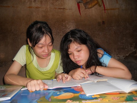 Hai chị em với khát khao học để đổi đời - Ảnh 1. Hai chị em với khát khao học để đổi đời - Ảnh 1.