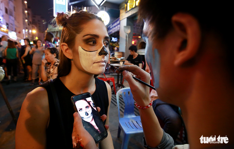 Phố Tây Bùi Viện thành biển người đêm Halloween - Ảnh 18. Phố Tây Bùi Viện thành biển người đêm Halloween - Ảnh 18.