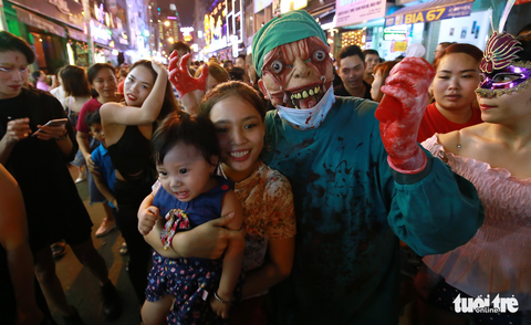 Phố Tây Bùi Viện thành biển người đêm Halloween - Ảnh 4. Phố Tây Bùi Viện thành biển người đêm Halloween - Ảnh 4.