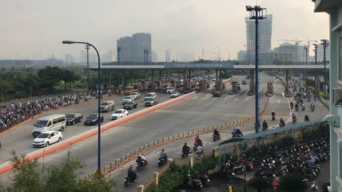 Hầm sông Sài Gòn ùn ứ, ngăn ôtô để xe máy chạy - Ảnh 1. Hầm sông Sài Gòn ùn ứ, ngăn ôtô để xe máy chạy - Ảnh 1.