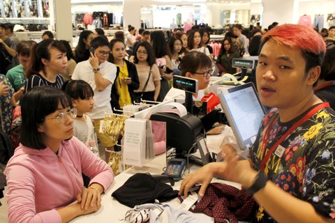 Hàng thời trang thắng lớn dịp Black Friday - Ảnh 1. Hàng thời trang thắng lớn dịp Black Friday - Ảnh 1.