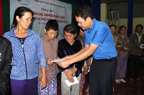 Thành đoàn cứu trợ tại vùng bão, lũ Phú Yên và Khánh Hòa - Ảnh 2. Thành đoàn cứu trợ tại vùng bão, lũ Phú Yên và Khánh Hòa - Ảnh 2.