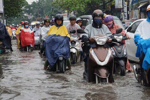 Những cung đường hễ mưa là ngập ở Sài Gòn - Ảnh 1. Những cung đường hễ mưa là ngập ở Sài Gòn - Ảnh 1.