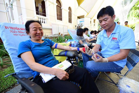 Hướng dương bừng sáng ở Sài Gòn và Hà Nội - Ảnh 7. Hướng dương bừng sáng ở Sài Gòn và Hà Nội - Ảnh 7.