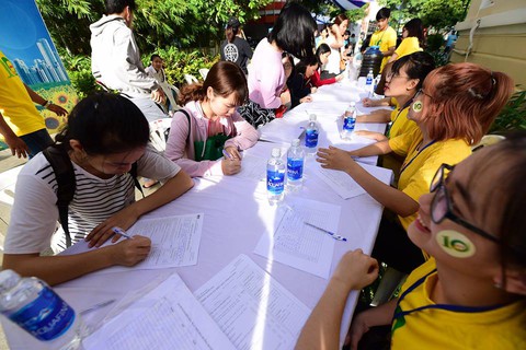 Hướng dương bừng sáng ở Sài Gòn và Hà Nội - Ảnh 9. Hướng dương bừng sáng ở Sài Gòn và Hà Nội - Ảnh 9.