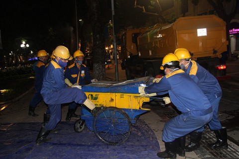 Hàng trăm công nhân nạo vét bùn hồ Gươm xuyên đêm - Ảnh 5. Hàng trăm công nhân nạo vét bùn hồ Gươm xuyên đêm - Ảnh 5.