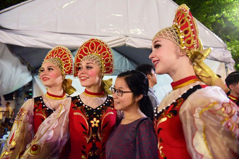 Đêm Văn hóa Thế giới 2017 trên phố đi bộ Nguyễn Huệ - Ảnh 2. Đêm Văn hóa Thế giới 2017 trên phố đi bộ Nguyễn Huệ - Ảnh 2.