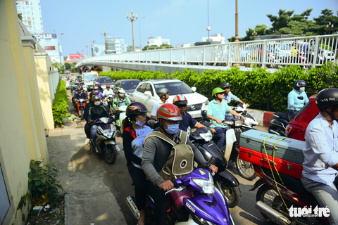 Xe bưu phẩm tông sập thanh chắn và mắc kẹt dưới cầu Công Lý - Ảnh 4. Xe bưu phẩm tông sập thanh chắn và mắc kẹt dưới cầu Công Lý - Ảnh 4.