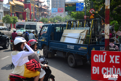 Xe bưu phẩm tông sập thanh chắn và mắc kẹt dưới cầu Công Lý - Ảnh 3. Xe bưu phẩm tông sập thanh chắn và mắc kẹt dưới cầu Công Lý - Ảnh 3.