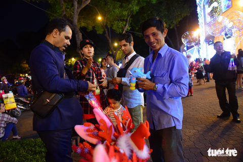 Không khí Giáng sinh Sài Gòn rộn ràng trong tiết trời se lạnh - Ảnh 7. Không khí Giáng sinh Sài Gòn rộn ràng trong tiết trời se lạnh - Ảnh 7.