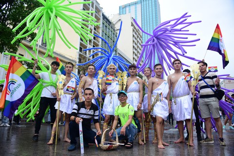 Sắc màu rực rỡ của tình yêu tràn ra phố đi bộ Nguyễn Huệ - Ảnh 15. Sắc màu rực rỡ của tình yêu tràn ra phố đi bộ Nguyễn Huệ - Ảnh 15.