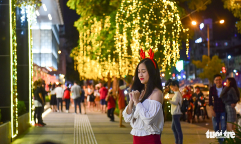 Không khí Giáng sinh Sài Gòn rộn ràng trong tiết trời se lạnh - Ảnh 15. Không khí Giáng sinh Sài Gòn rộn ràng trong tiết trời se lạnh - Ảnh 15.