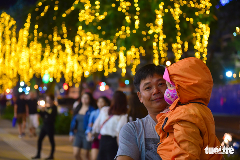 Không khí Giáng sinh Sài Gòn rộn ràng trong tiết trời se lạnh - Ảnh 16. Không khí Giáng sinh Sài Gòn rộn ràng trong tiết trời se lạnh - Ảnh 16.