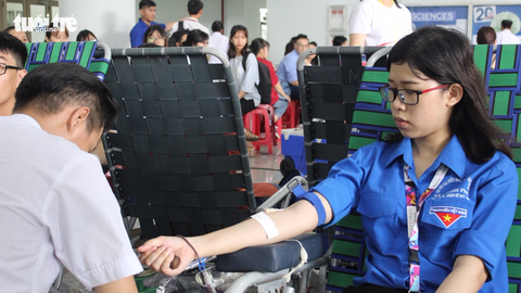 1.200 đơn vị máu từ tấm lòng sinh viên ĐH Tôn Đức Thắng - Ảnh 8. 1.200 đơn vị máu từ tấm lòng sinh viên ĐH Tôn Đức Thắng - Ảnh 8.