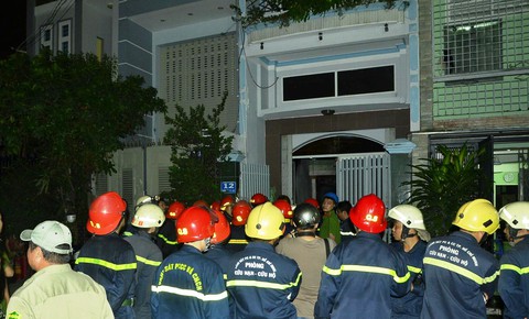 1 người chết, 7 người mắc kẹt trong đám cháy rạng sáng - Ảnh 1. 1 người chết, 7 người mắc kẹt trong đám cháy rạng sáng - Ảnh 1.