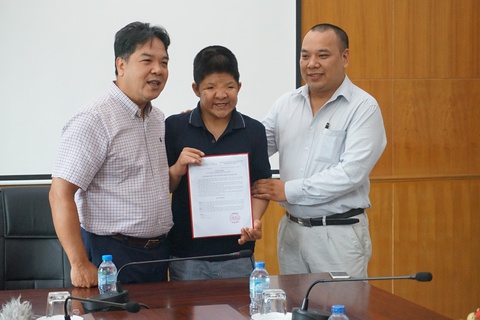 Bé Bôm của Quốc Tuấn nhận học bổng âm nhạc - Ảnh 3. Bé Bôm của Quốc Tuấn nhận học bổng âm nhạc - Ảnh 3.