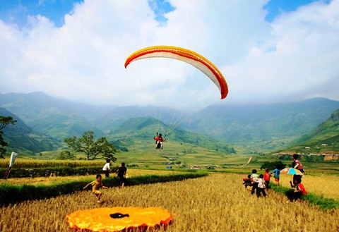 Độc đáo festival dù lượn Bay trên mùa vàng 2017 - Ảnh 1. Độc đáo festival dù lượn Bay trên mùa vàng 2017 - Ảnh 1.