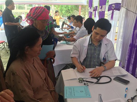 Lần đầu tiên cung cấp gói dịch vụ y tế cơ bản tại tuyến cơ sở - Ảnh 1. Lần đầu tiên cung cấp gói dịch vụ y tế cơ bản tại tuyến cơ sở - Ảnh 1.