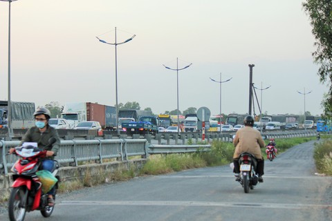 Cao tốc TP.HCM - Trung Lương kẹt cứng, vẫn không xả trạm thu phí - Ảnh 1. Cao tốc TP.HCM - Trung Lương kẹt cứng, vẫn không xả trạm thu phí - Ảnh 1.