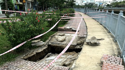 Vỉa hè bờ kênh Nhiêu Lộc sụp lún - Ảnh 1. Vỉa hè bờ kênh Nhiêu Lộc sụp lún - Ảnh 1.