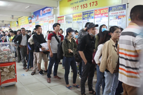 Bến xe, bến phà TP.HCM đông nghẹt khách ngày lễ - Ảnh 3. Bến xe, bến phà TP.HCM đông nghẹt khách ngày lễ - Ảnh 3.