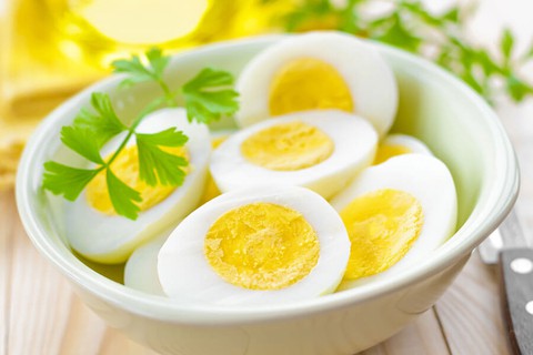 Người bị tăng huyết áp có cần kiêng ăn trứng không? - Ảnh 1. Người bị tăng huyết áp có cần kiêng ăn trứng không? - Ảnh 1.