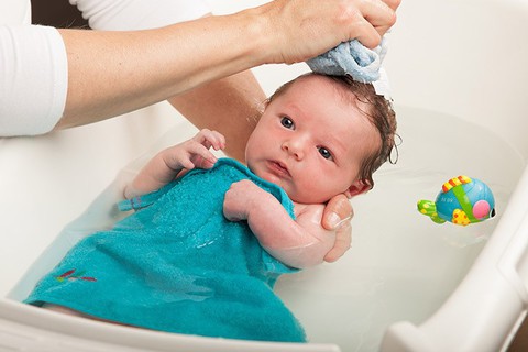 Cách tắm bé sơ sinh - Ảnh 1. Cách tắm bé sơ sinh - Ảnh 1.