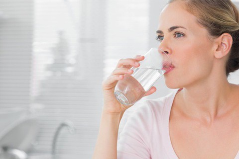 Uống không đủ nước có hại cho sức khỏe - Ảnh 1. Uống không đủ nước có hại cho sức khỏe - Ảnh 1.