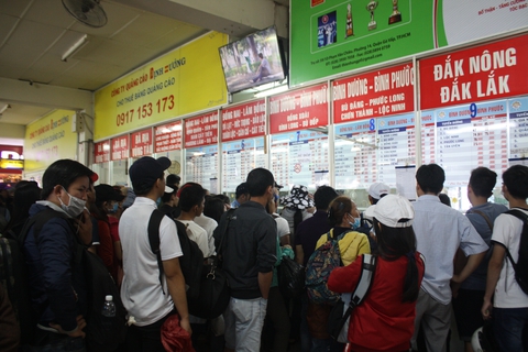 Bến xe, bến phà TP.HCM đông nghẹt khách ngày lễ - Ảnh 1. Bến xe, bến phà TP.HCM đông nghẹt khách ngày lễ - Ảnh 1.