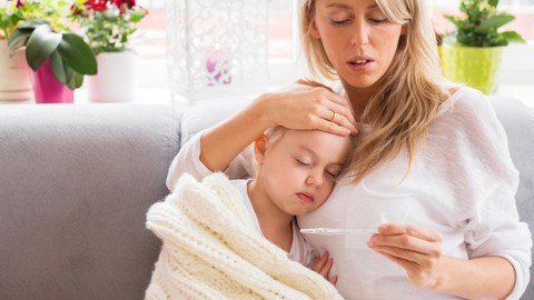 Chăm sóc trẻ bị sốt như thế nào? - Ảnh 1. Chăm sóc trẻ bị sốt như thế nào? - Ảnh 1.