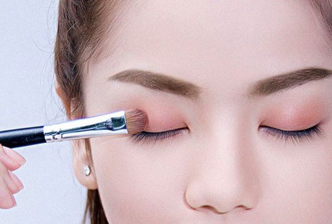 Trang điểm mắt tinh tế như chuyên gia chỉ bằng 6 bước đơn giản - Ảnh 1. Trang điểm mắt tinh tế như chuyên gia chỉ bằng 6 bước đơn giản - Ảnh 1.