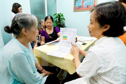 Khoảng 67% người cao tuổi Việt trong tình trạng sức khỏe kém - Ảnh 1. Khoảng 67% người cao tuổi Việt trong tình trạng sức khỏe kém - Ảnh 1.