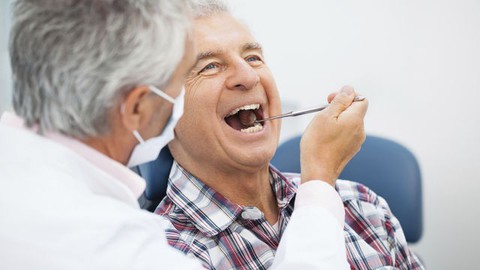 Làm gì để gìn giữ sức khỏe răng miệng ở người già - Ảnh 1. Làm gì để gìn giữ sức khỏe răng miệng ở người già - Ảnh 1.