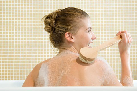 Bảy mẹo giúp bạn thoát khỏi nỗi ám ảnh mụn vùng lưng - Ảnh 1. Bảy mẹo giúp bạn thoát khỏi nỗi ám ảnh mụn vùng lưng - Ảnh 1.