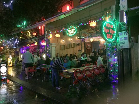 Hội An ngộ độc... quầy bar - Ảnh 1. Hội An ngộ độc... quầy bar - Ảnh 1.