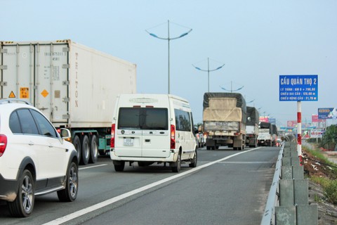 Cao tốc TP.HCM - Trung Lương kẹt cứng, vẫn không xả trạm thu phí - Ảnh 5. Cao tốc TP.HCM - Trung Lương kẹt cứng, vẫn không xả trạm thu phí - Ảnh 5.