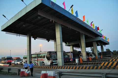 Cao tốc TP.HCM - Trung Lương kẹt cứng, vẫn không xả trạm thu phí - Ảnh 7. Cao tốc TP.HCM - Trung Lương kẹt cứng, vẫn không xả trạm thu phí - Ảnh 7.