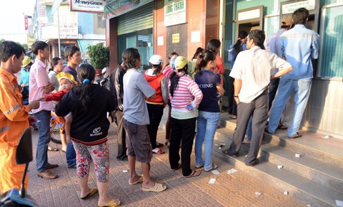 Không được để khách hàng bức xúc vì ATM hết tiền dịp lễ - Ảnh 1. Không được để khách hàng bức xúc vì ATM hết tiền dịp lễ - Ảnh 1.