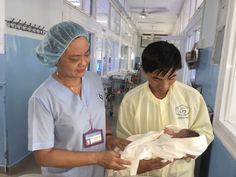 Mổ bắt con và cứu sản phụ bị hôn mê do ung thư di căn não - Ảnh 1. Mổ bắt con và cứu sản phụ bị hôn mê do ung thư di căn não - Ảnh 1.
