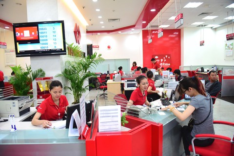 Ngân hàng bán lẻ thắng lớn - Ảnh 1. Ngân hàng bán lẻ thắng lớn - Ảnh 1.