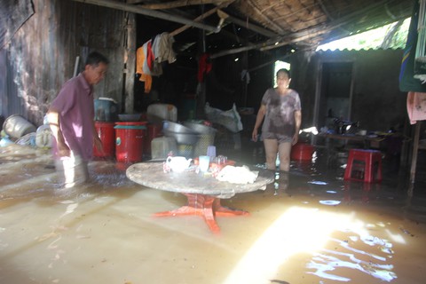 Triều cường tràn đê bao, cuộc sống bà con cồn Cát đảo lộn - Ảnh 2. Triều cường tràn đê bao, cuộc sống bà con cồn Cát đảo lộn - Ảnh 2.