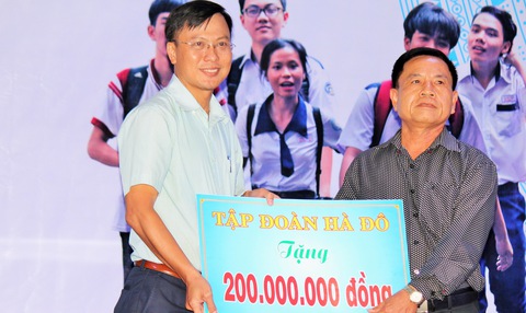 Tiếp sức tân sinh viên Bến Tre, Tiền Giang đến trường - Ảnh 4. Tiếp sức tân sinh viên Bến Tre, Tiền Giang đến trường - Ảnh 4.