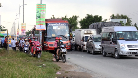 Giao thông hỗn loạn vì các điểm bán hàng dọc quốc lộ - Ảnh 2. Giao thông hỗn loạn vì các điểm bán hàng dọc quốc lộ - Ảnh 2.