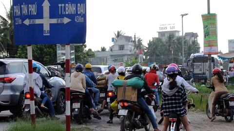 Giao thông hỗn loạn vì các điểm bán hàng dọc quốc lộ - Ảnh 4. Giao thông hỗn loạn vì các điểm bán hàng dọc quốc lộ - Ảnh 4.