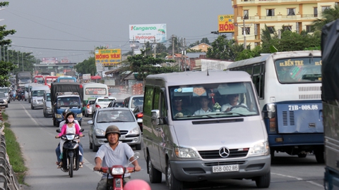 Giao thông hỗn loạn vì các điểm bán hàng dọc quốc lộ - Ảnh 7. Giao thông hỗn loạn vì các điểm bán hàng dọc quốc lộ - Ảnh 7.