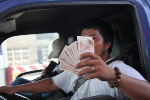 Sáng trạm thu phí Cai Lậy thắt chặt an ninh, trưa lại kẹt xe - Ảnh 8. Sáng trạm thu phí Cai Lậy thắt chặt an ninh, trưa lại kẹt xe - Ảnh 8.