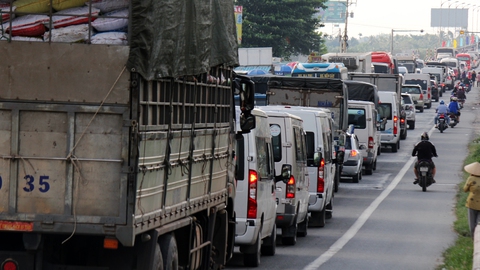 Giao thông hỗn loạn vì các điểm bán hàng dọc quốc lộ - Ảnh 8. Giao thông hỗn loạn vì các điểm bán hàng dọc quốc lộ - Ảnh 8.
