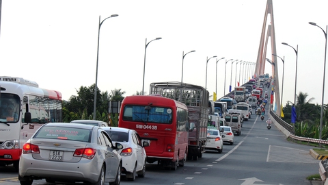 Giao thông hỗn loạn vì các điểm bán hàng dọc quốc lộ - Ảnh 9. Giao thông hỗn loạn vì các điểm bán hàng dọc quốc lộ - Ảnh 9.